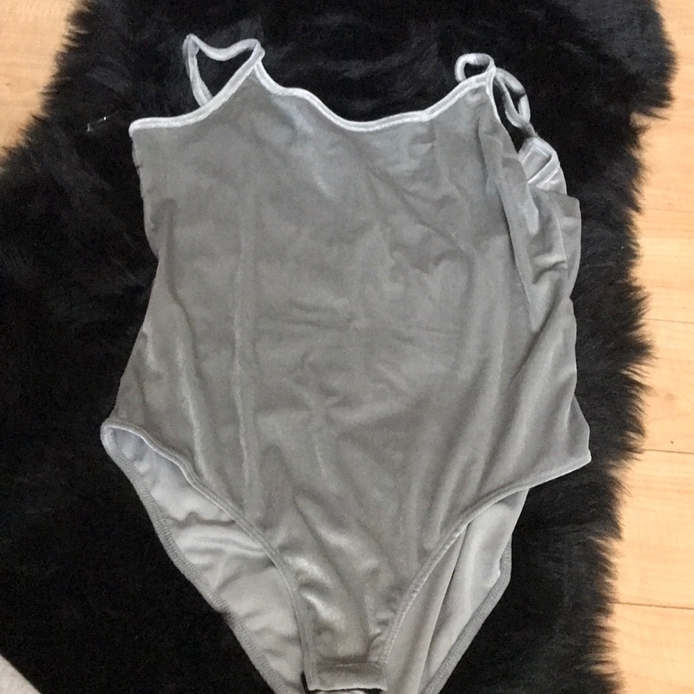 Velvet bodysuit with scooped back!❤️